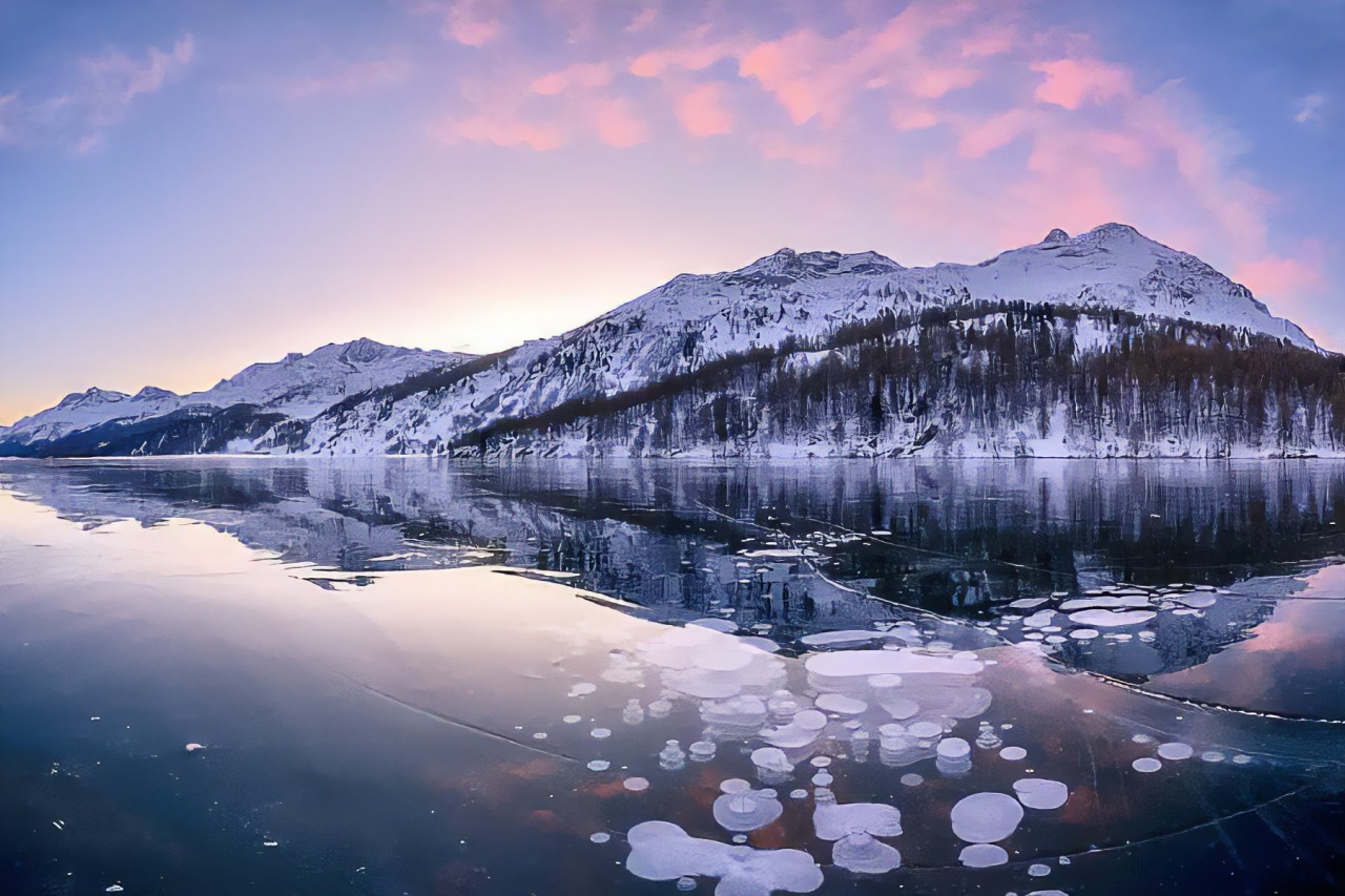 Bolle di ghiaccio sul lago di Sils: una sfida per ogni fotografo a scattare su ghiaccio più o meno sottile